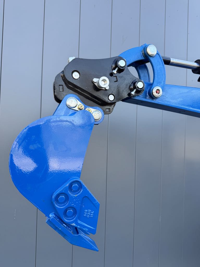 Attache rapide semi-automatique pour minipelle : simplicité et efficacité sur vos chantiers